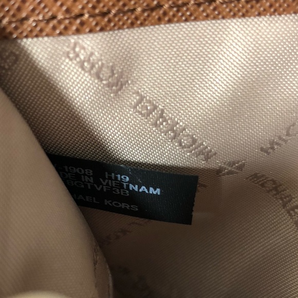 ❗️Sold❗️Michael Kors Large Trifold Wallet - Picture 4 of 8